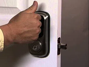 Lock Locksmith Tech Overland Park, KS 913-364-2667 - 24-7-locksmith-key-service