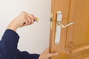 Lock Locksmith Tech Overland Park, KS 913-364-2667 - lock-changing