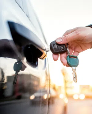 Lock Locksmith Tech Overland Park, KS 913-364-2667 - unlock-car